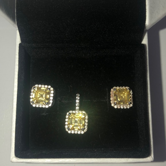 Barry’s Jewellers Yellow Gem Earrings & Pendant - Picture 2 of 2